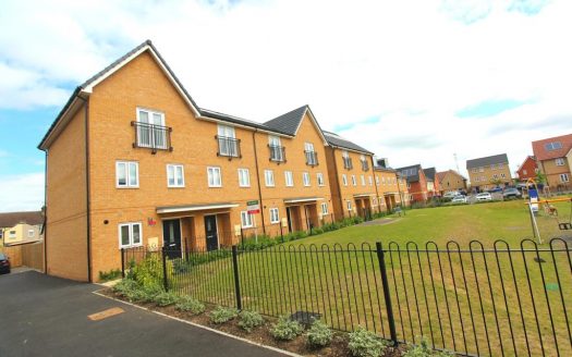 4 Bed room semi detached house in Grays