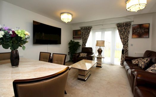 4 Bed room semi detached house in Grays