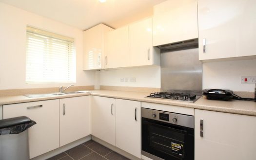 4 Bed room semi detached house in Grays