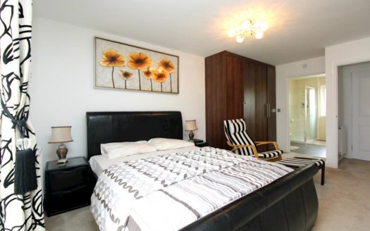 4 Bed room semi detached house in Grays