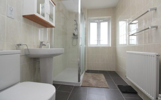 4 Bed room semi detached house in Grays