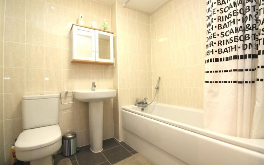 4 Bed room semi detached house in Grays