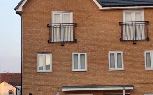 4 Bed room semi detached house in Grays